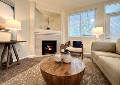 1 Living room with fireplace on
